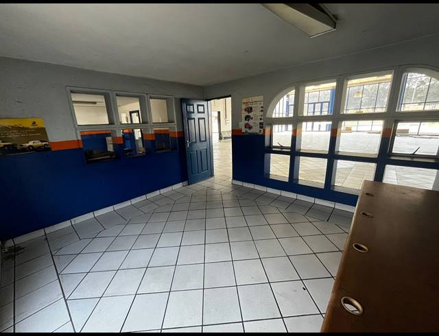 2,300M² SHOWROOM FOR SALE IN ANDERBOLT